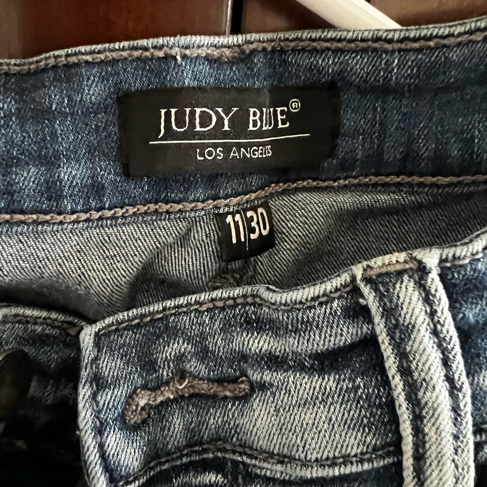 Siri blue size 11/30. No distressed light blue jeans, super stretchy.